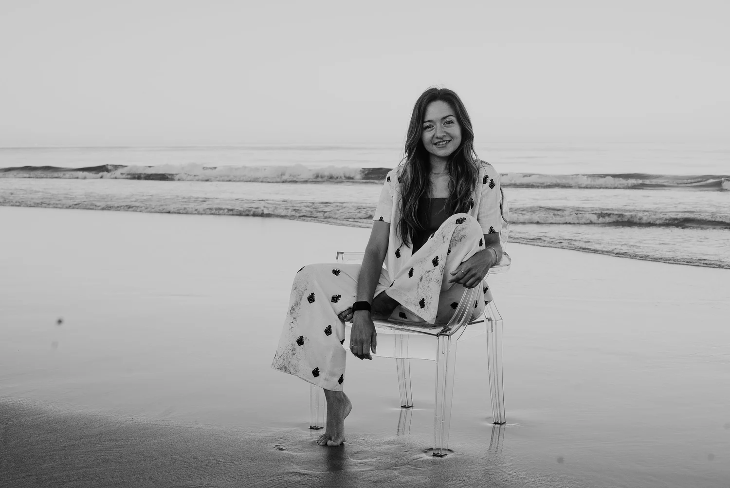 Joana Antunes sentada numa cadeira junto ao mar